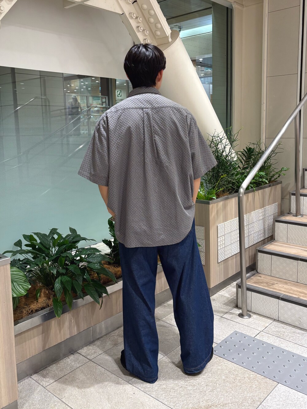 グレー系のシャツ/ブラウス、ブルー系のデニムパンツを着用したメンズの夏コーディネートの3枚目の写真