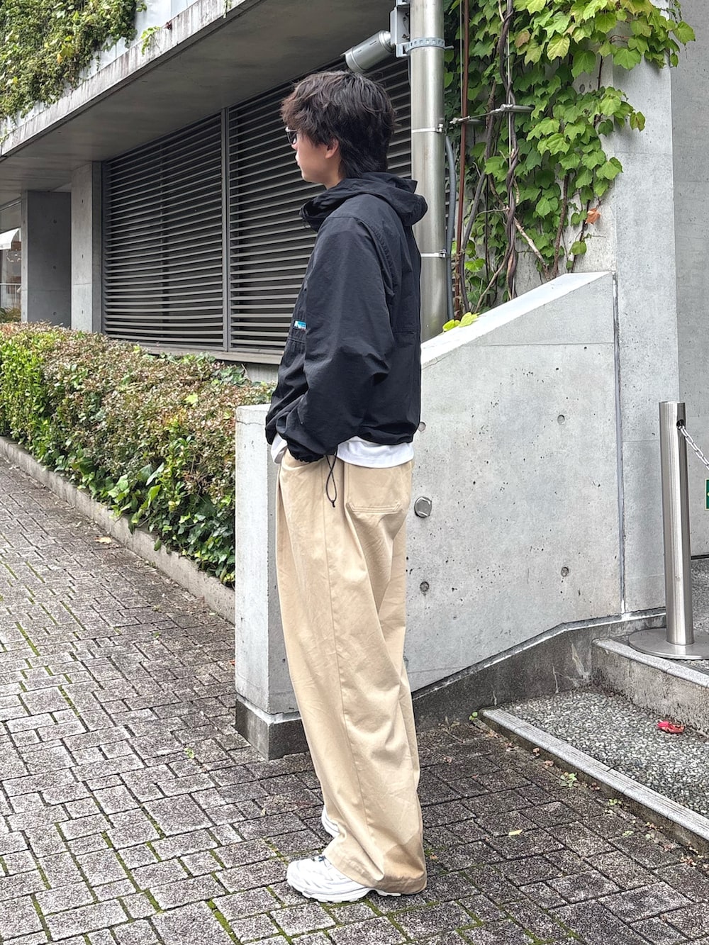 ブラック系のマウンテンパーカー、ベージュ系のその他パンツを着用したメンズの夏コーディネートの2枚目の写真