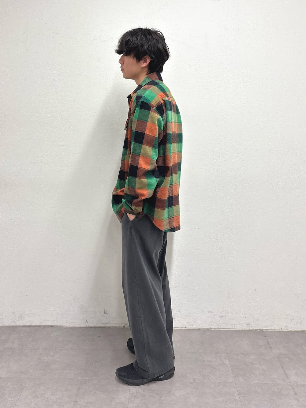 グリーン系のシャツ/ブラウス、グレー系のその他パンツを着用したメンズの冬コーディネートの2枚目の写真