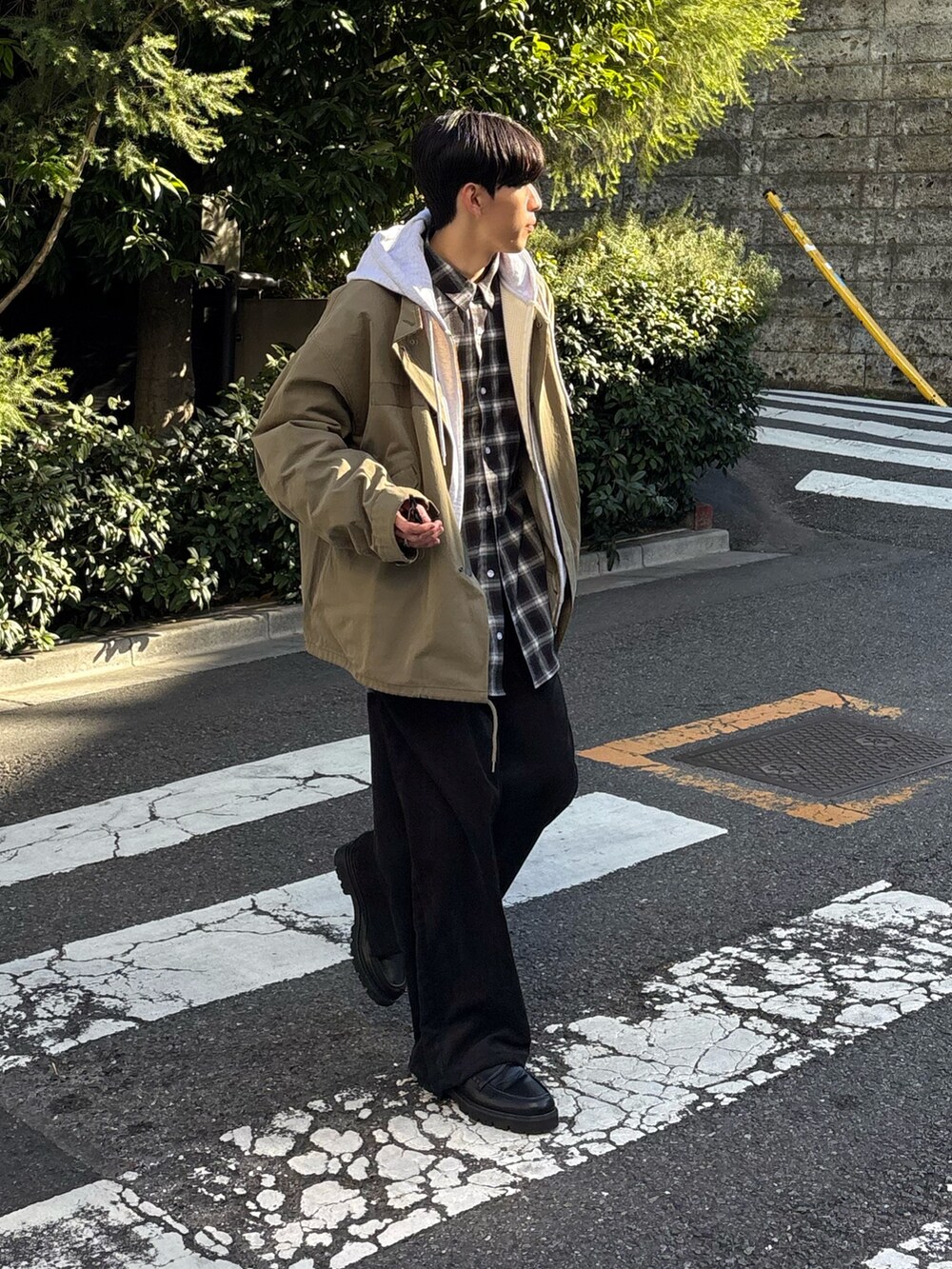 ブラック系のシャツ/ブラウス、グリーン系のモッズコート、グレー系のパーカーを着用したメンズの冬コーディネートの2枚目の写真