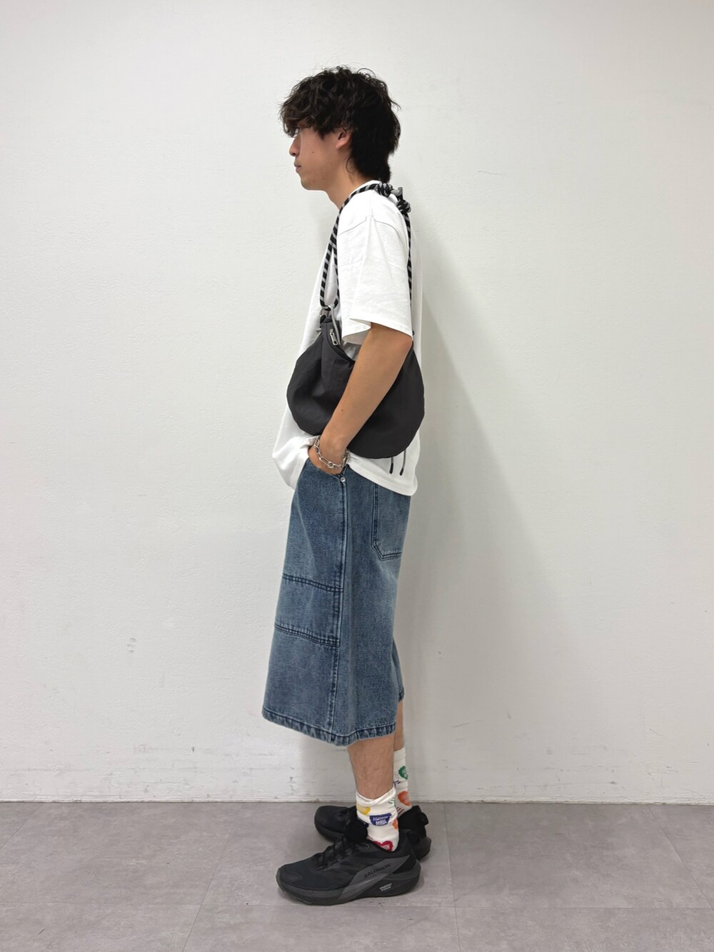 ホワイト系のTシャツ/カットソー、グレー系のショルダーバッグ、ブルー系のその他パンツを着用したメンズの夏コーディネートの2枚目の写真