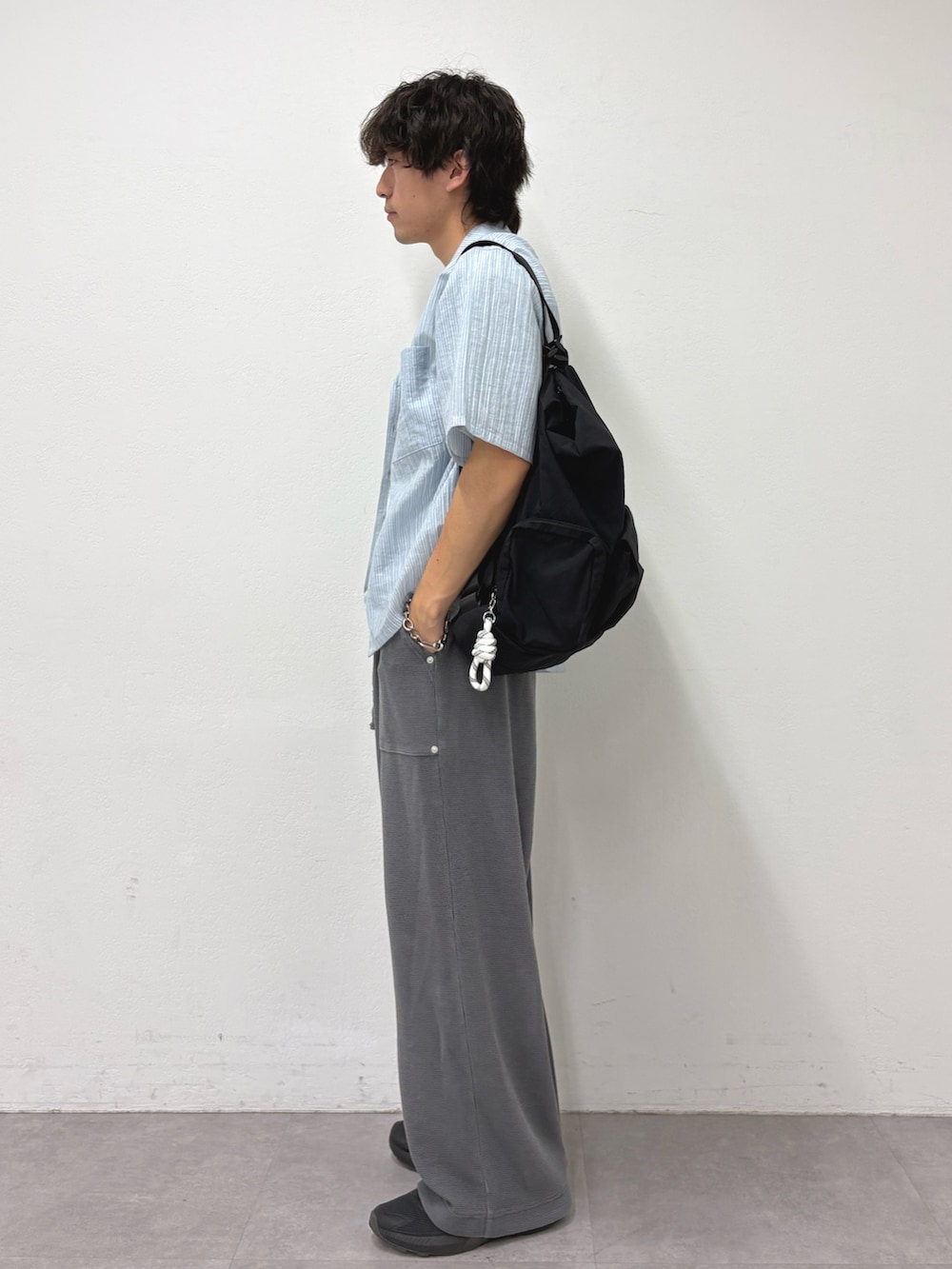 ブルー系のシャツ/ブラウス、グレー系のTシャツ/カットソー、ブラック系のバックパック/リュックを着用したメンズの夏コーディネートの2枚目の写真