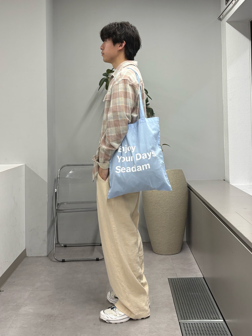 ピンク系のシャツ/ブラウス、ブルー系のトートバッグ、ホワイト系のその他パンツを着用したメンズの春コーディネートの2枚目の写真