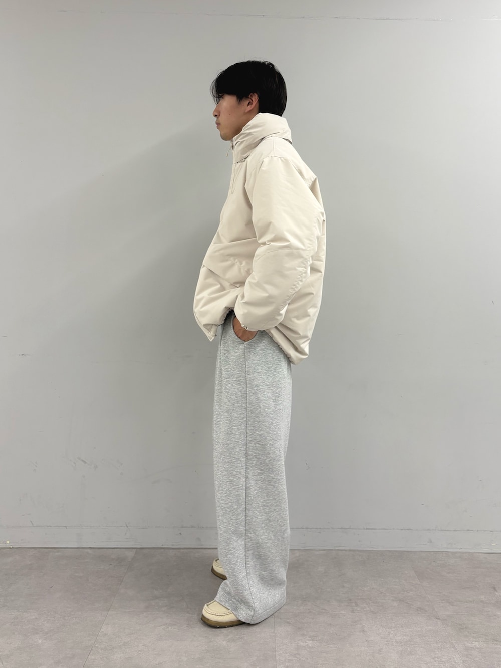 ホワイト系のダウンジャケット/コート、グレー系のその他パンツを着用したメンズの秋コーディネートの2枚目の写真