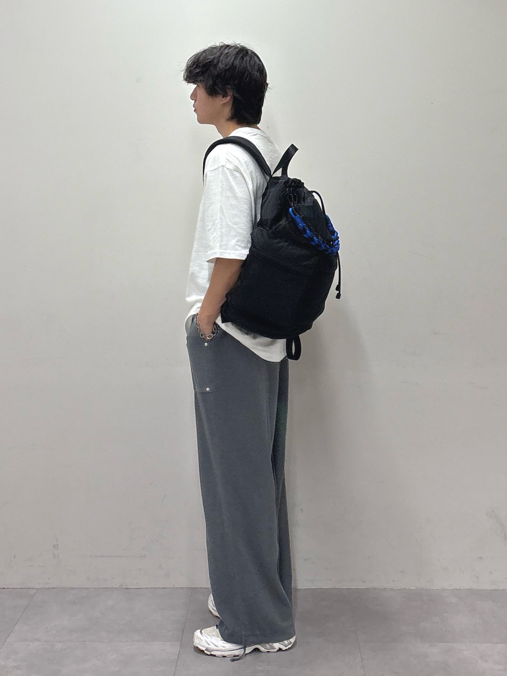 ホワイト系のTシャツ/カットソー、グレー系のスウェットパンツを着用したメンズの夏コーディネートの2枚目の写真