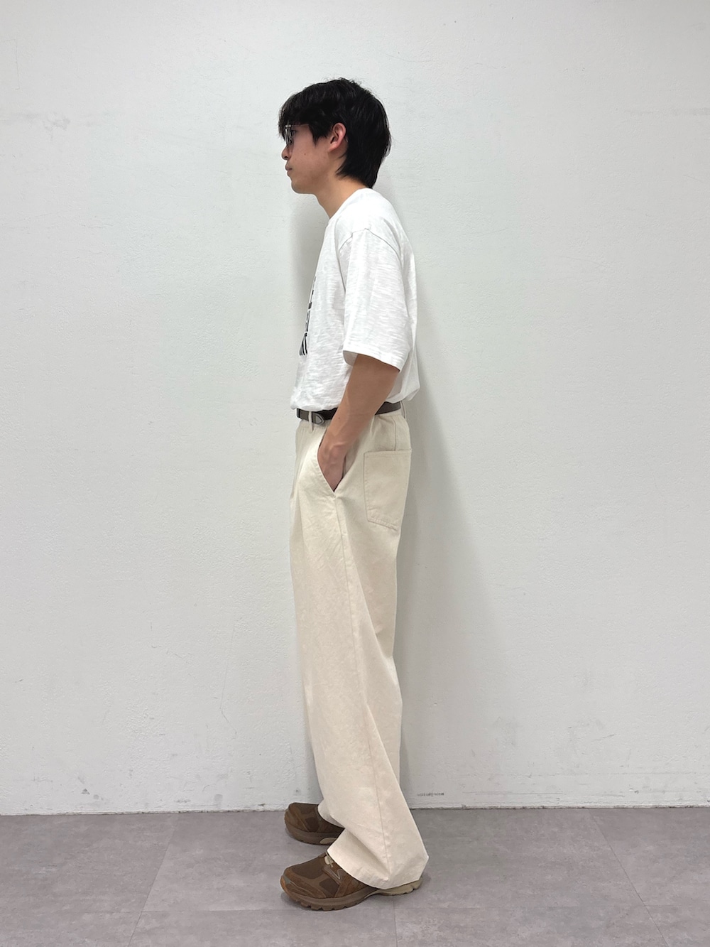 ホワイト系のTシャツ/カットソー、ホワイト系のデニムパンツを着用したメンズの春コーディネートの2枚目の写真