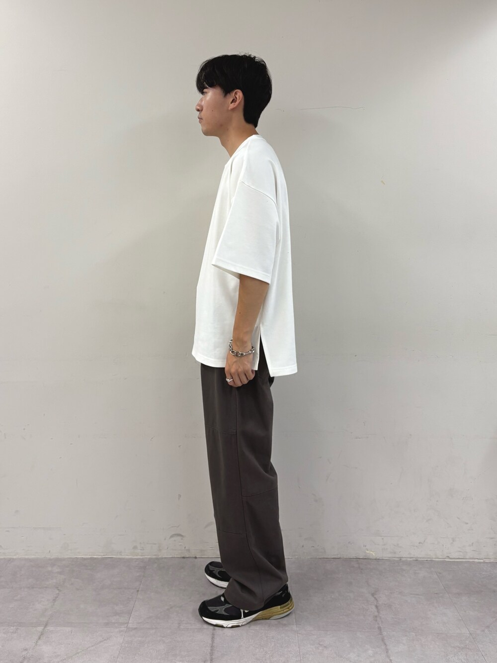 ホワイト系のTシャツ/カットソー、グレー系のその他パンツを着用したメンズの秋コーディネートの2枚目の写真
