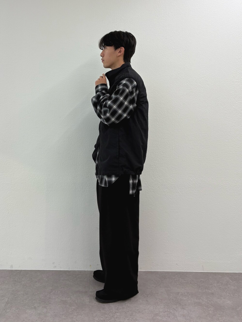 ブラック系のベスト、ブラック系のシャツ/ブラウス、ブラック系のスラックスを着用したメンズの秋コーディネートの2枚目の写真