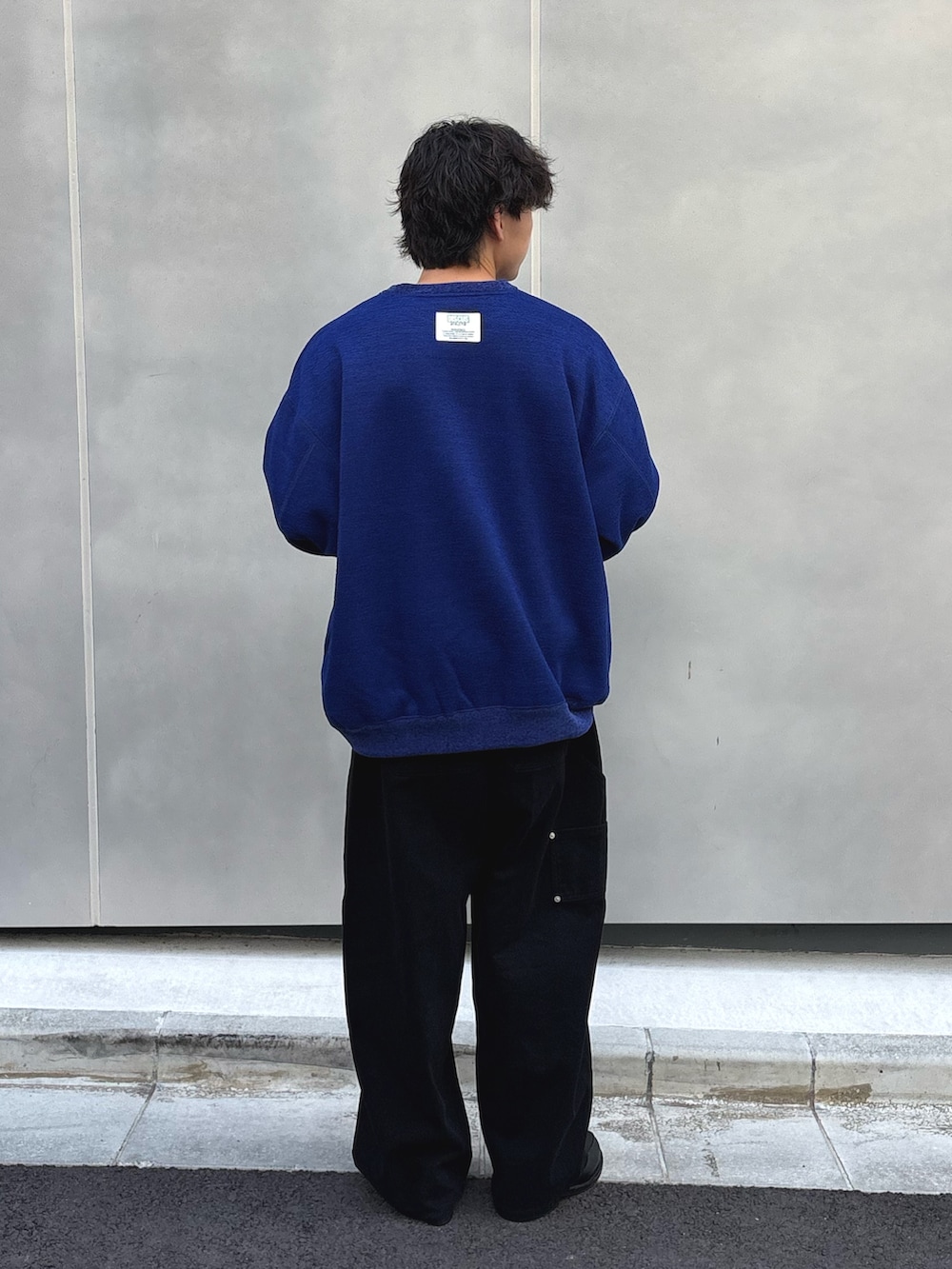 ブルー系のTシャツ/カットソー、ブラック系のデニムパンツを着用したメンズの夏コーディネートの3枚目の写真