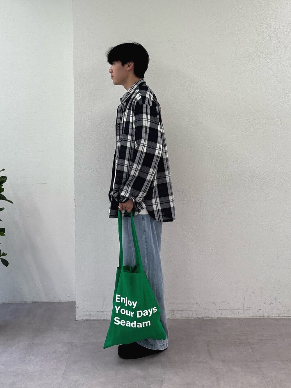 ブラック系のシャツ/ブラウス、ホワイト系のTシャツ/カットソー、ブルー系のデニムパンツを着用したメンズの夏コーディネートの2枚目の写真