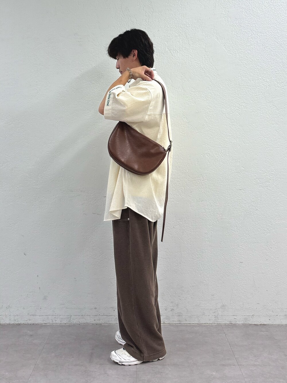 ベージュ系のシャツ/ブラウス、イエロー系のTシャツ/カットソー、ブラウン系のショルダーバッグを着用したメンズの夏コーディネートの2枚目の写真