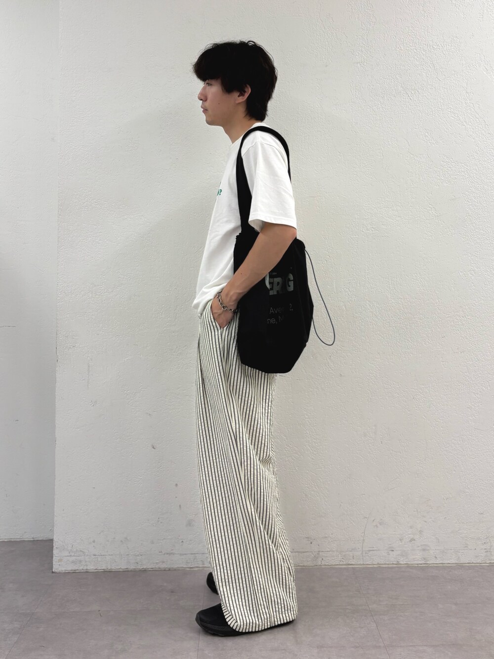 ホワイト系のTシャツ/カットソー、ブラック系のトートバッグ、ホワイト系のその他パンツを着用したメンズの夏コーディネートの2枚目の写真