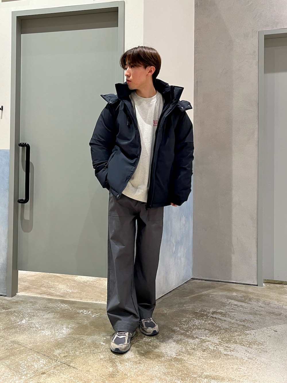 グレー系のスニーカー、グレー系のその他パンツ、グレー系のスウェットを着用したメンズの冬コーディネートの2枚目の写真