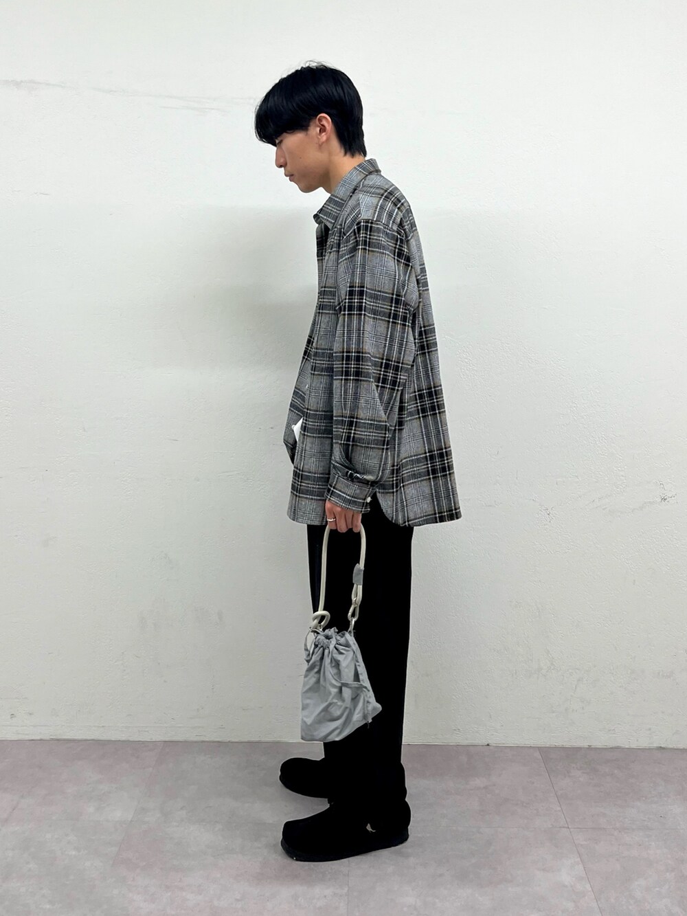 グレー系のシャツ/ブラウス、ホワイト系のTシャツ/カットソー、ブラック系のチノパンツを着用したメンズの秋コーディネートの2枚目の写真