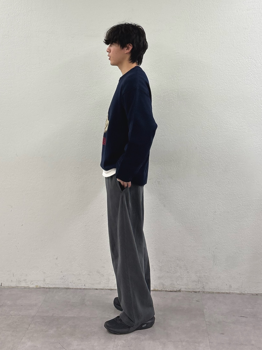 グレー系のニット/セーター、グレー系のその他パンツを着用したメンズの冬コーディネートの2枚目の写真