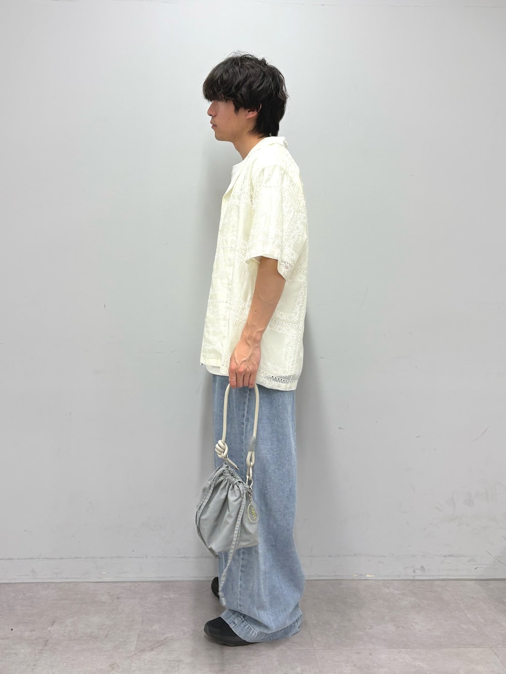 ホワイト系のシャツ/ブラウス、ホワイト系のTシャツ/カットソー、ブルー系のデニムパンツを着用したメンズの夏コーディネートの2枚目の写真