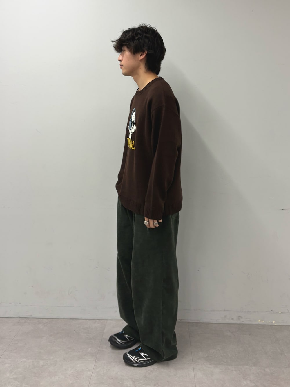 ブラウン系のニット/セーター、グリーン系のその他パンツを着用したメンズの秋コーディネートの2枚目の写真