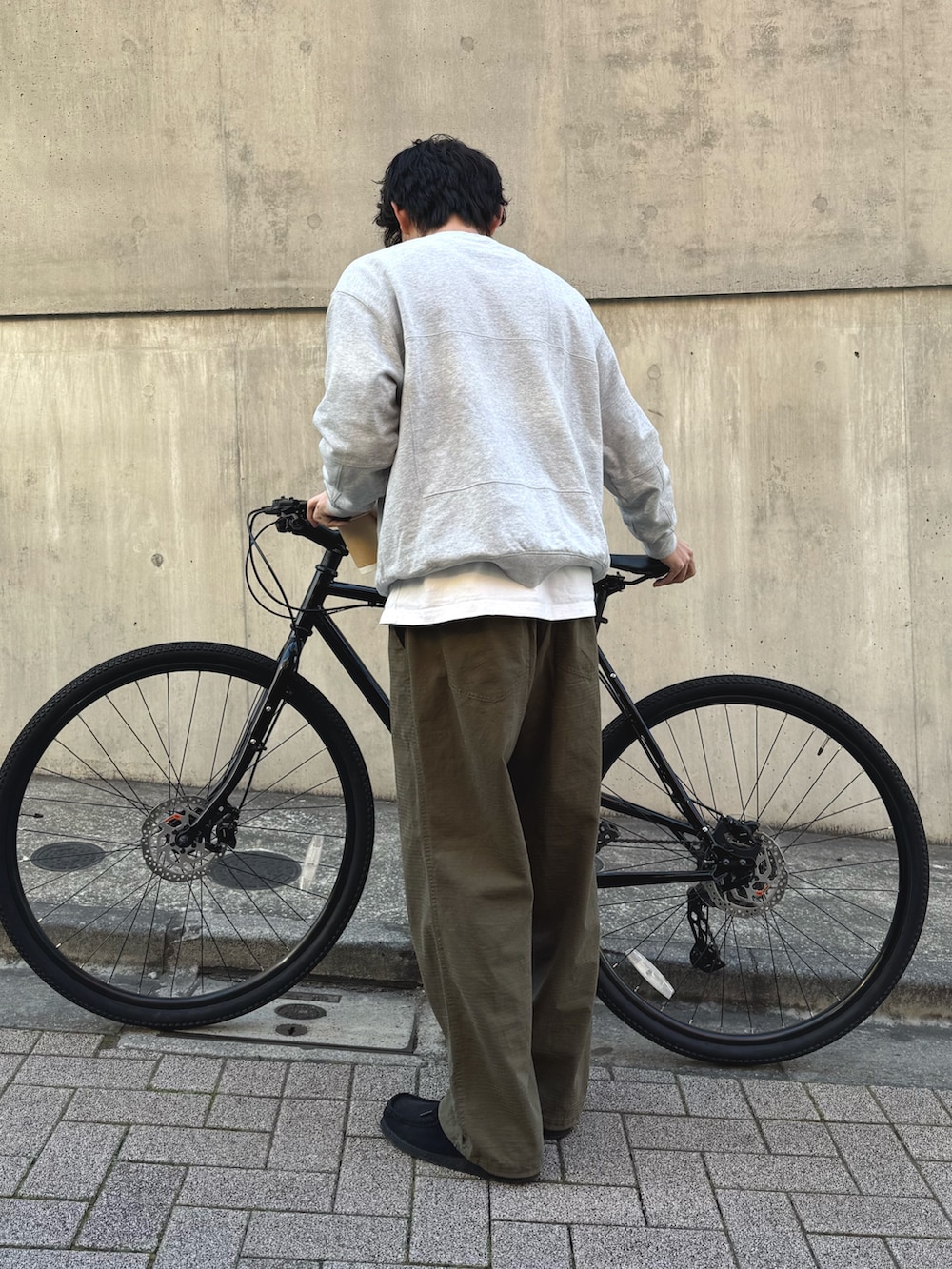 グレー系のスウェット、グリーン系のその他パンツを着用したメンズの冬コーディネートの2枚目の写真