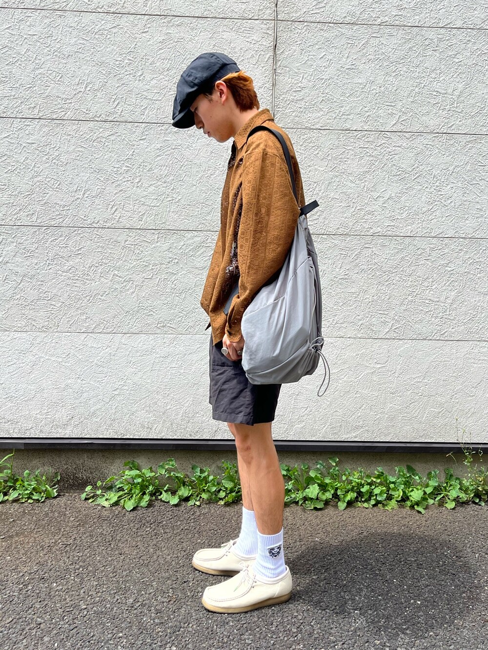 ブラック系のその他パンツ、ホワイト系のスニーカー、グレー系のショルダーバッグを着用したメンズの秋コーディネートの2枚目の写真