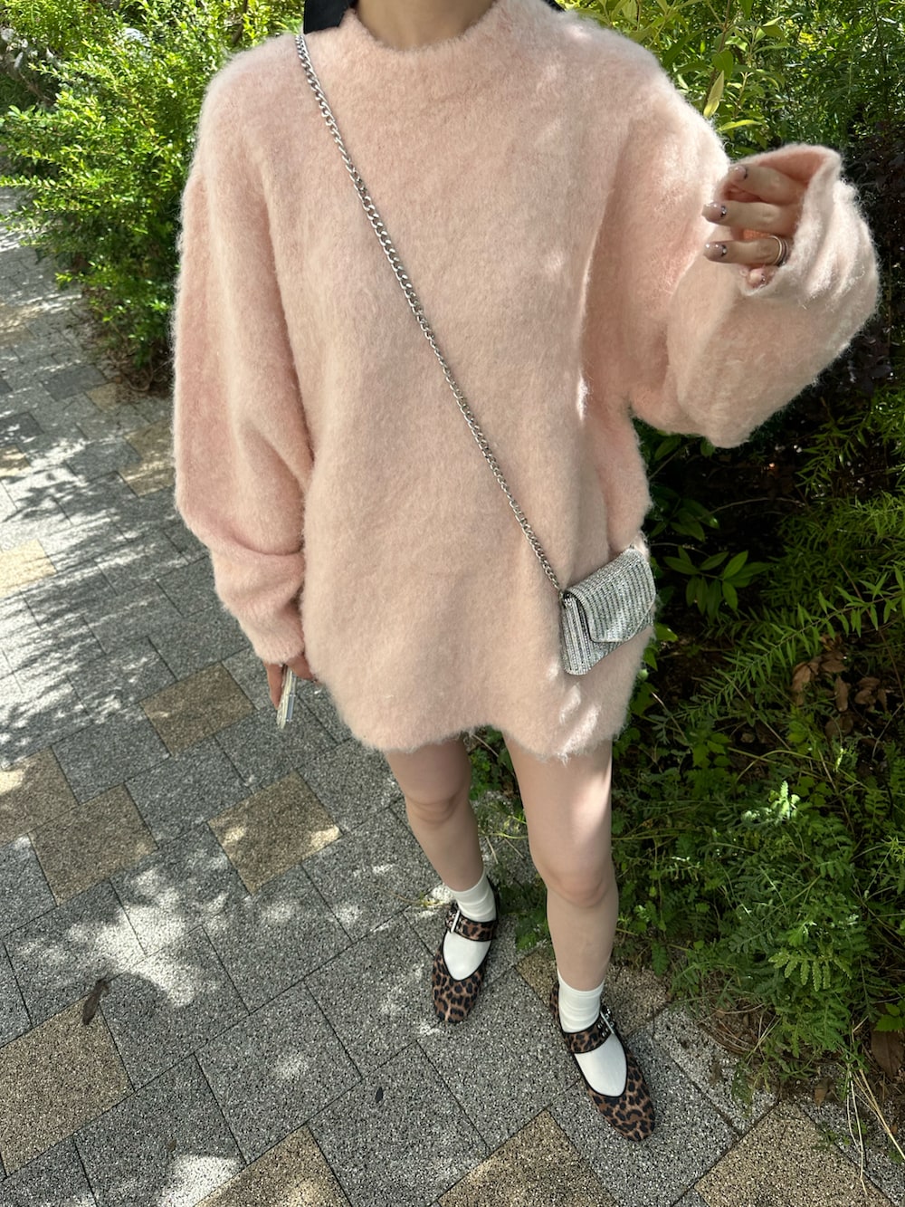 ピンク系のニット/セーター、ブラウン系のバレエシューズを着用したレディースの秋コーディネートの3枚目の写真