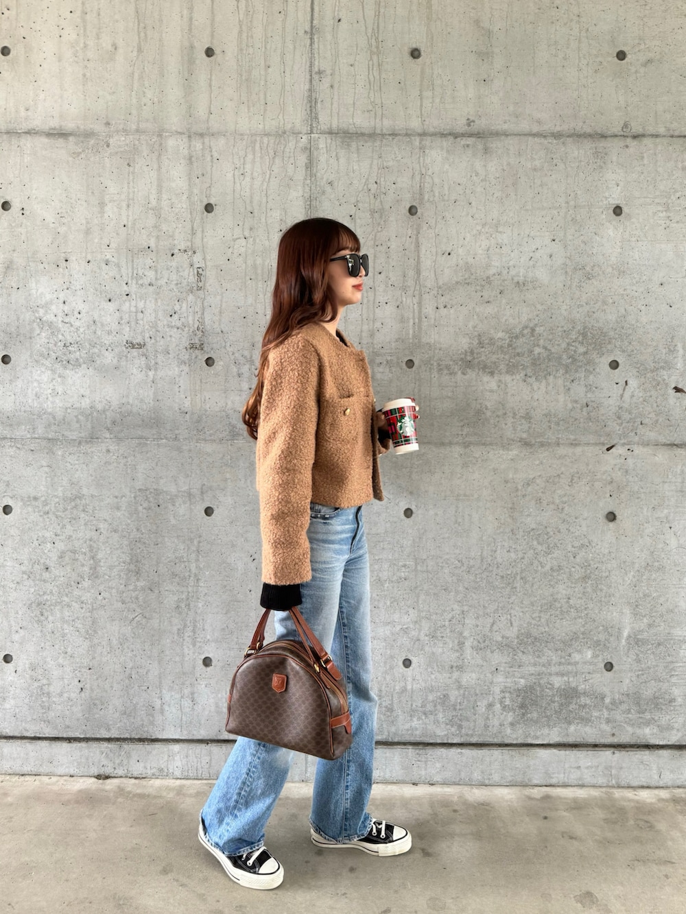 ブラウン系のジャケット/アウター、ブルー系のデニムパンツ、ブラック系のスニーカーを着用したレディースの春コーディネートの2枚目の写真