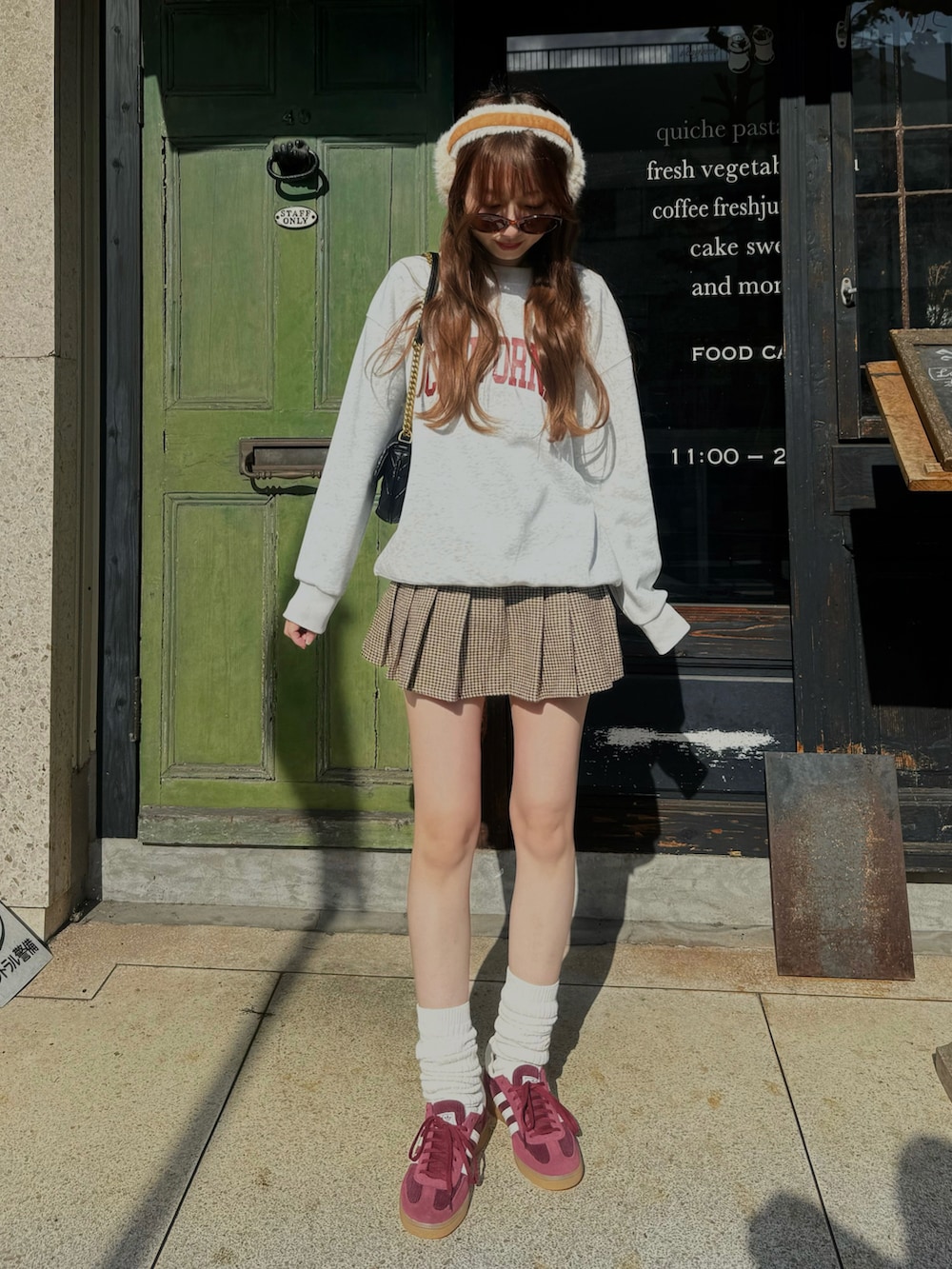 ピンク系のスニーカー、ブラック系のショルダーバッグ、グレー系のスウェットを着用したレディースの秋コーディネートの2枚目の写真