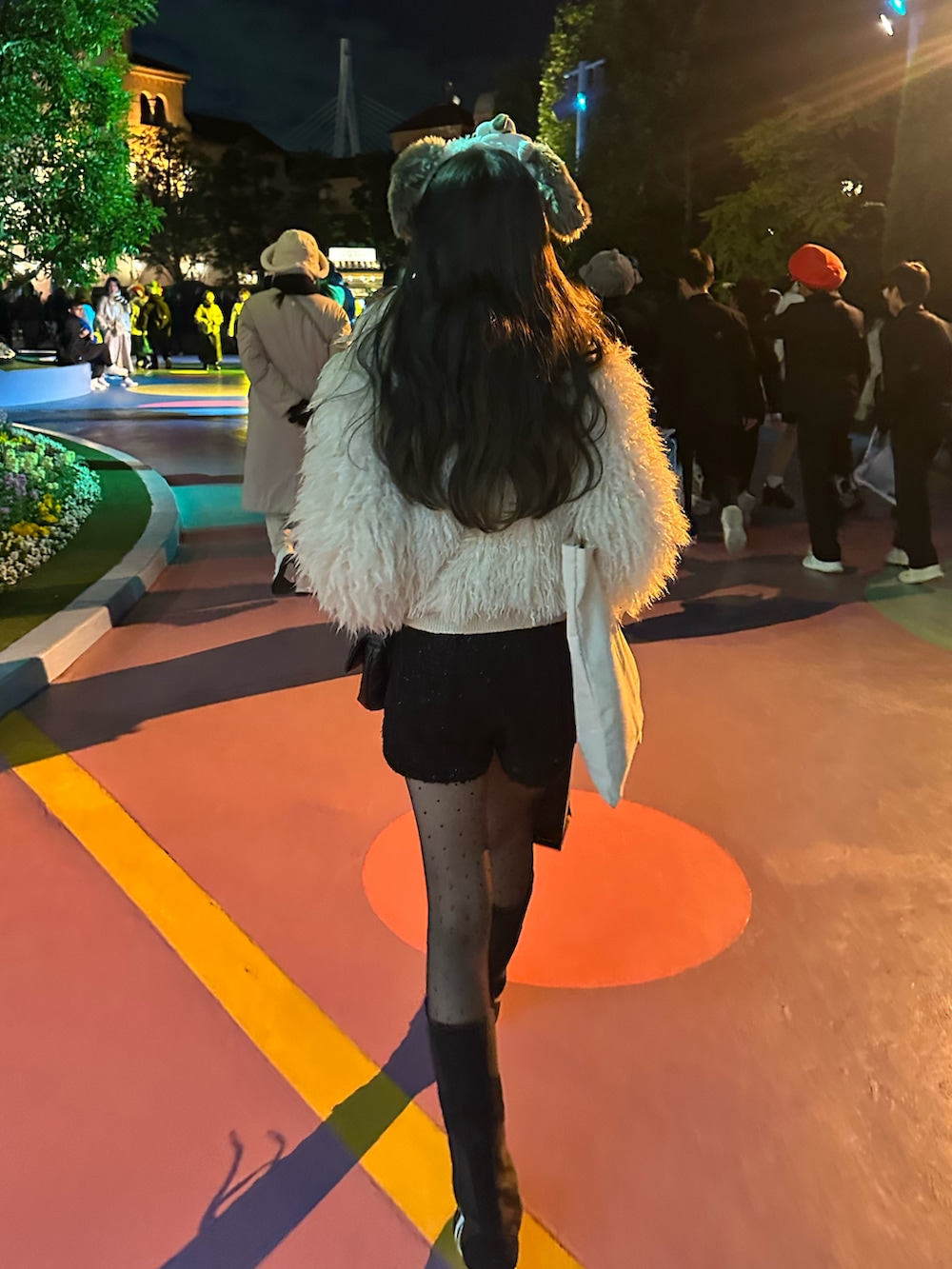 ホワイト系のジャケット/アウター、ブラック系のパンツ、ブラック系のスニーカーを着用したレディースの冬コーディネートの3枚目の写真