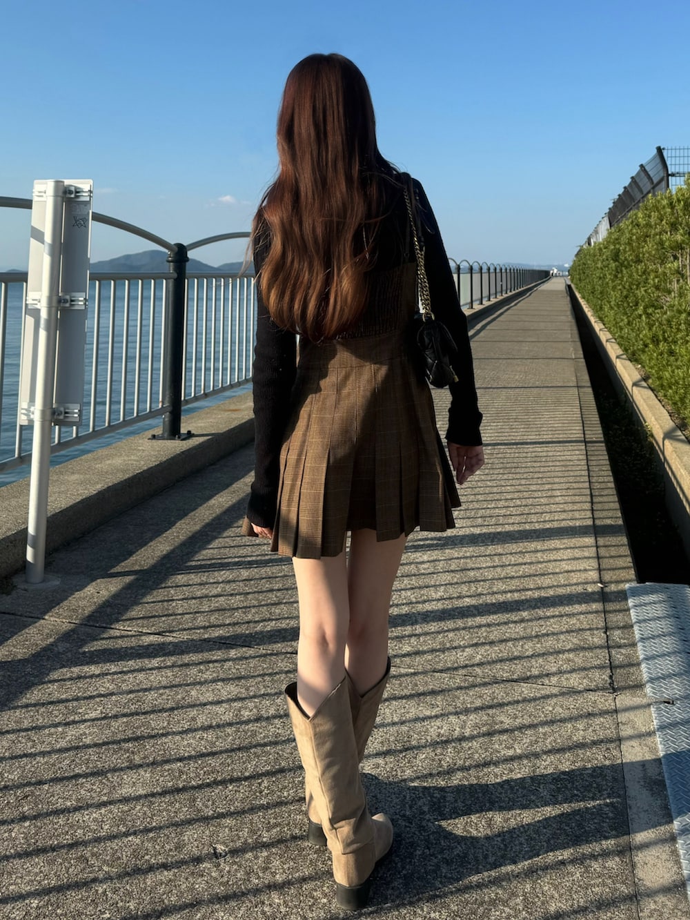 その他のワンピース、ベージュ系のブーツ、ブラック系のショルダーバッグを着用したレディースの秋コーディネートの3枚目の写真