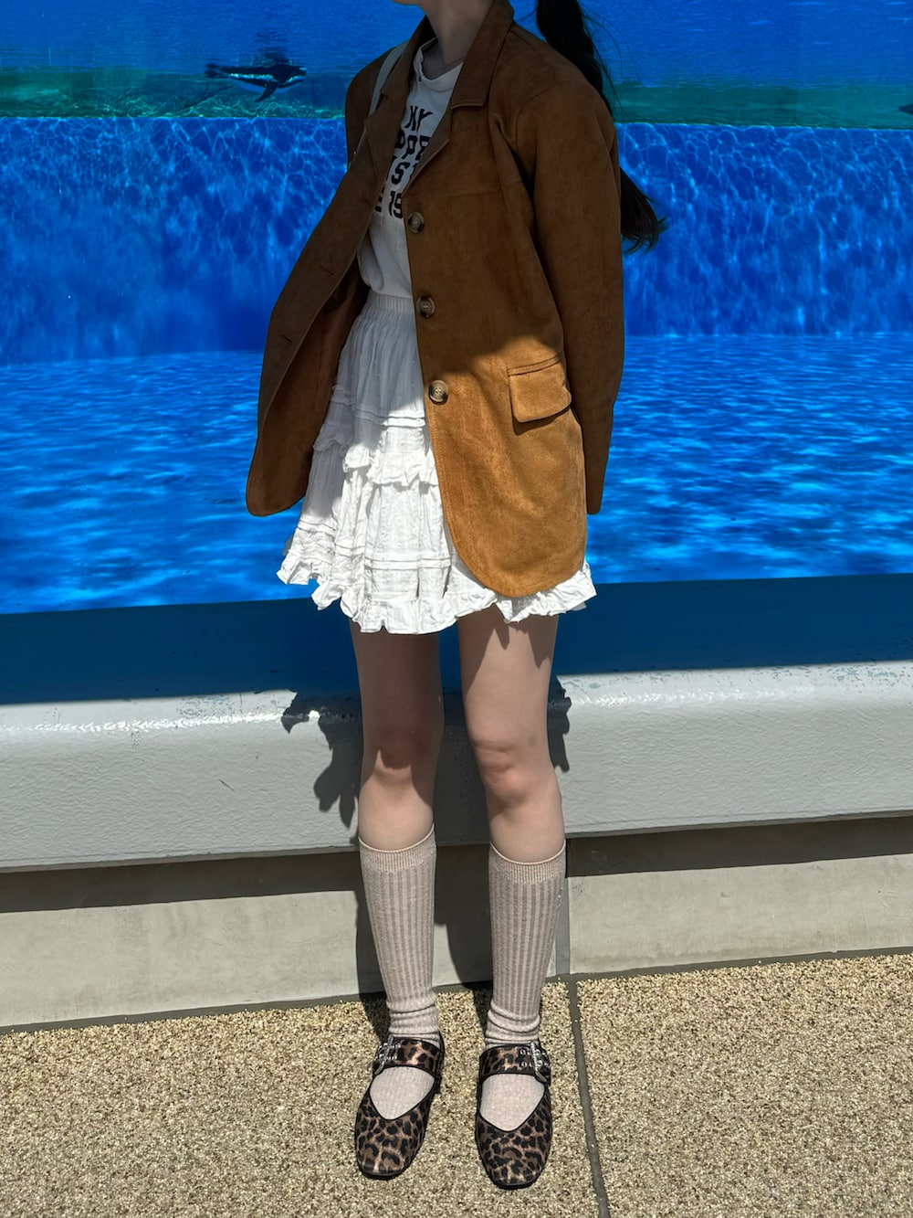 ブラウン系のジャケット/アウター、ホワイト系のスカート、ブラウン系のバレエシューズを着用したレディースの春コーディネートの3枚目の写真