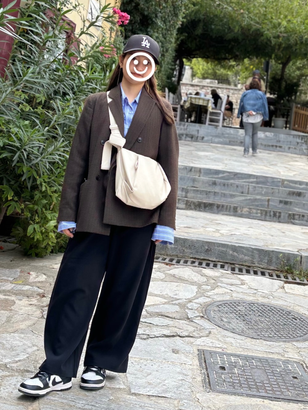 ブラウン系のテーラードジャケット、その他のシャツ/ブラウス、ホワイト系のショルダーバッグを着用したレディースの冬コーディネートの2枚目の写真