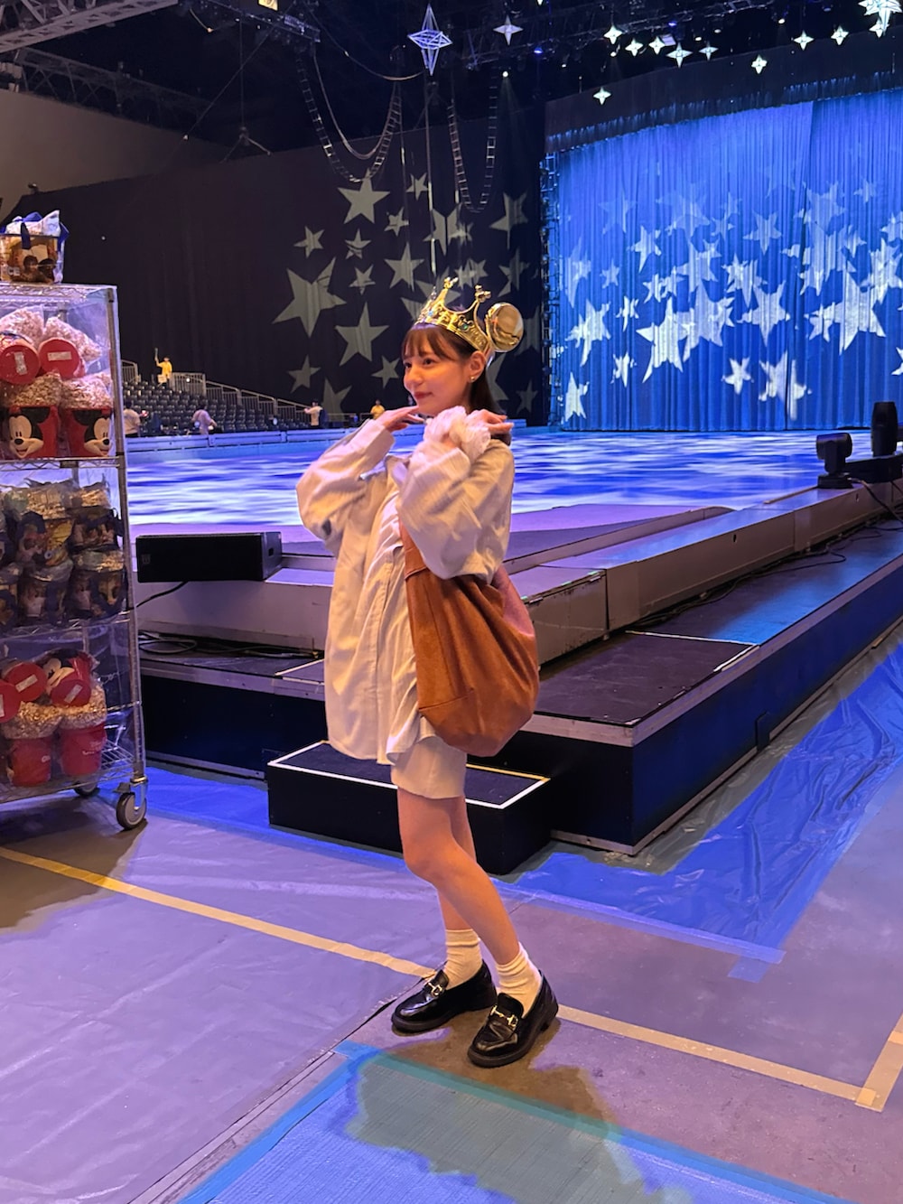 ブラック系のローファー、ブルー系のシャツ/ブラウス、ホワイト系のパンツを着用したレディースの秋コーディネートの2枚目の写真