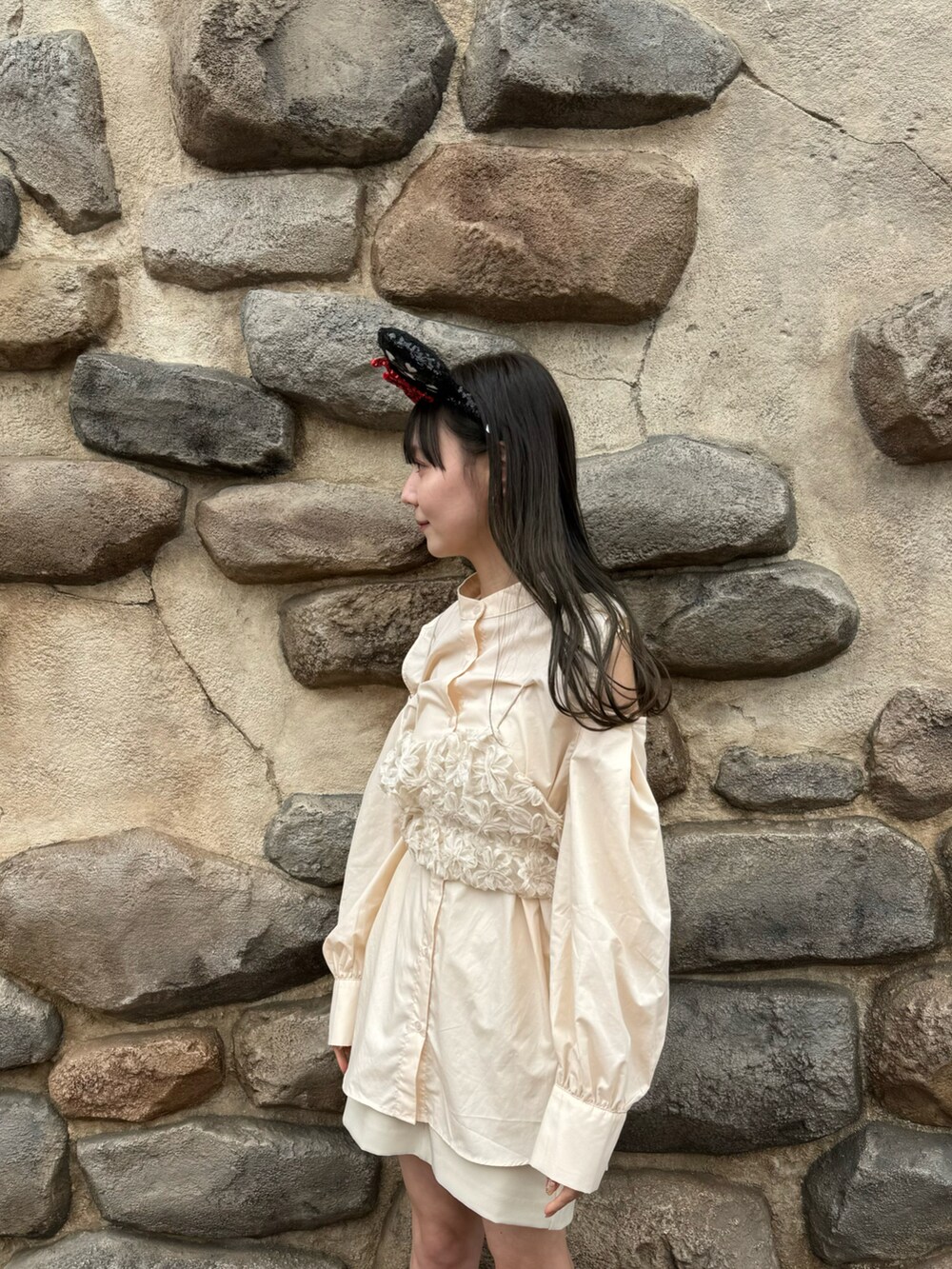 ベージュ系のベスト、ベージュ系のシャツ/ブラウス、ベージュ系のその他パンツを着用したレディースの春コーディネートの2枚目の写真