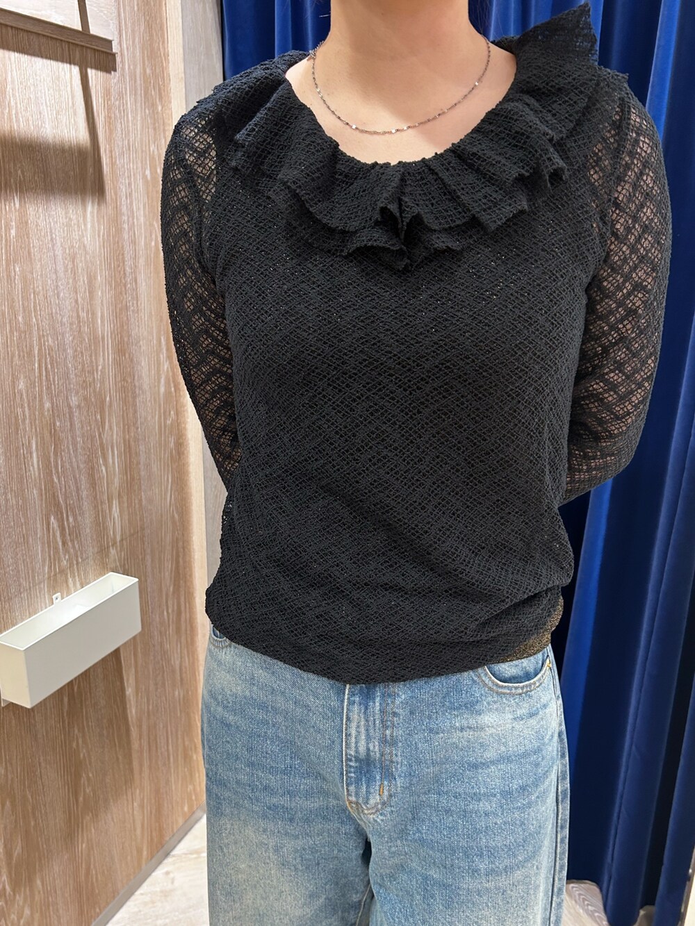 ブラック系のTシャツ/カットソー、ブラウン系のボストンバッグを着用したレディースの秋コーディネートの2枚目の写真