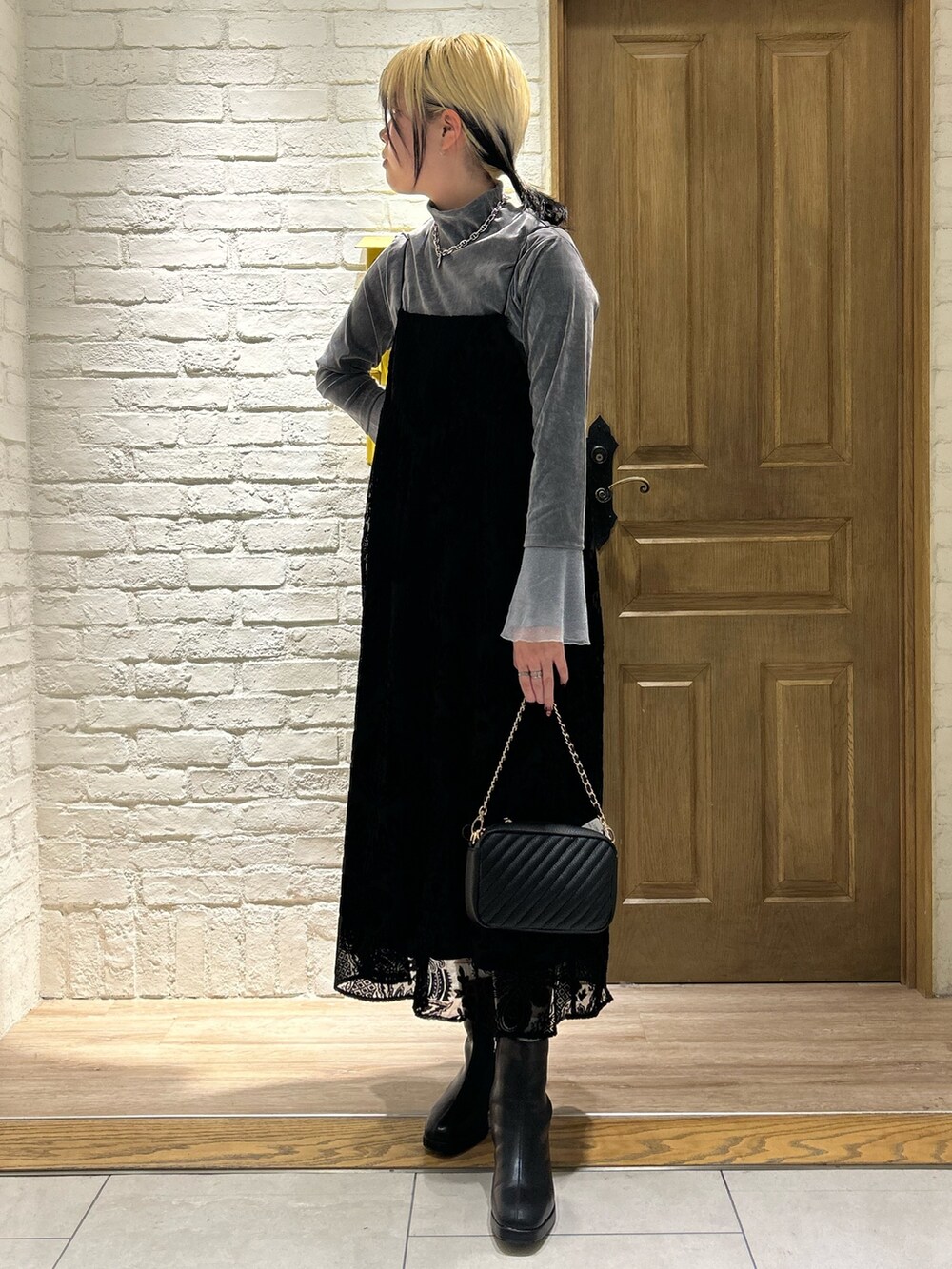 「冬コーデ、冬、ロングコート、ステンカラーコート、シアートップス、キャミワンピ、ワンピース、ワンピーススタイル、レースワンピース、キレイめ、オトナ女子、キレイめコーデ、お出かけコーデ、今日のコーデ、今日の服」｜「fredy emueのシアーベロア袖チュールプルオーバー（Tシャツ/カットソー、グレー系）」を使った、さとちゃんさん（レディース・166cm）の秋コーディネートの2枚目の写真