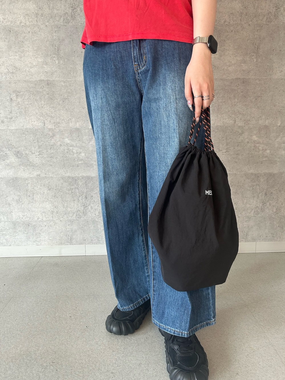 レッド系のTシャツ/カットソー、ブルー系のデニムパンツを着用したレディースの夏コーディネートの3枚目の写真