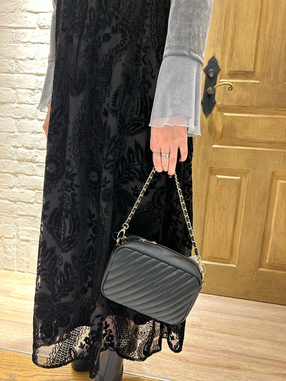 「冬コーデ、冬、ロングコート、ステンカラーコート、シアートップス、キャミワンピ、ワンピース、ワンピーススタイル、レースワンピース、キレイめ、オトナ女子、キレイめコーデ、お出かけコーデ、今日のコーデ、今日の服」｜「fredy emueのシアーベロア袖チュールプルオーバー（Tシャツ/カットソー、グレー系）」を使った、さとちゃんさん（レディース・166cm）の秋コーディネートの3枚目の写真