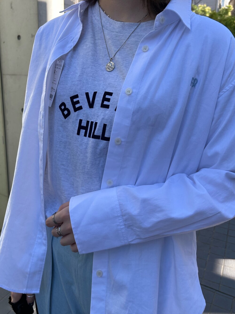 ブルー系のシャツ/ブラウス、ブルー系のその他パンツ、ブラック系のショルダーバッグを着用したレディースの秋コーディネートの2枚目の写真