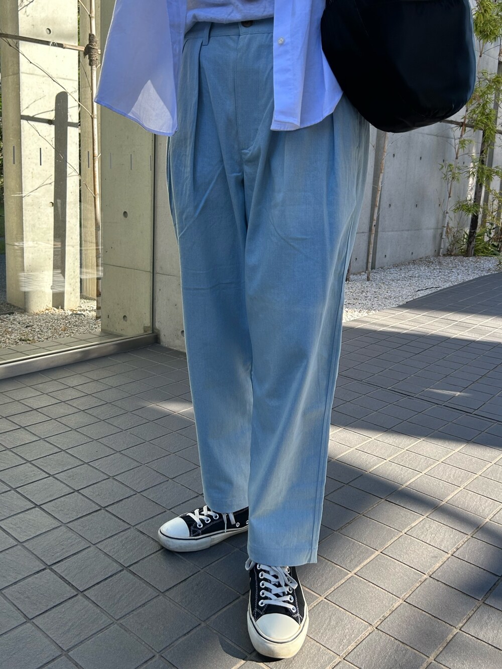 ブルー系のシャツ/ブラウス、ブルー系のその他パンツ、ブラック系のショルダーバッグを着用したレディースの秋コーディネートの3枚目の写真