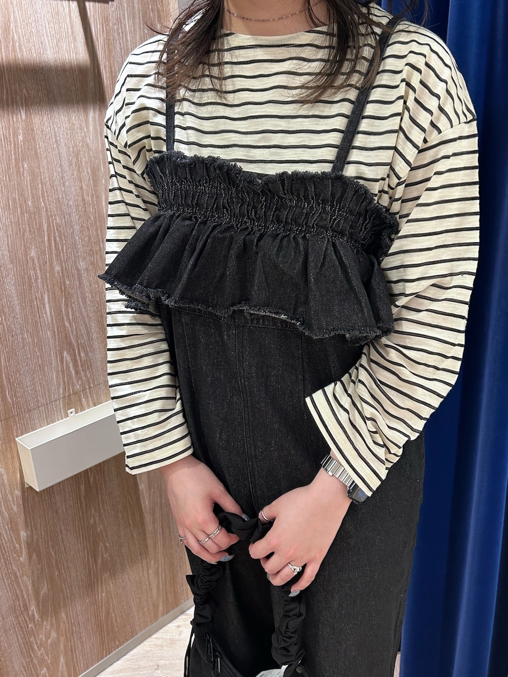 ホワイト系のTシャツ/カットソー、ブラック系のサロペット/オーバーオールを着用したレディースの春コーディネートの2枚目の写真