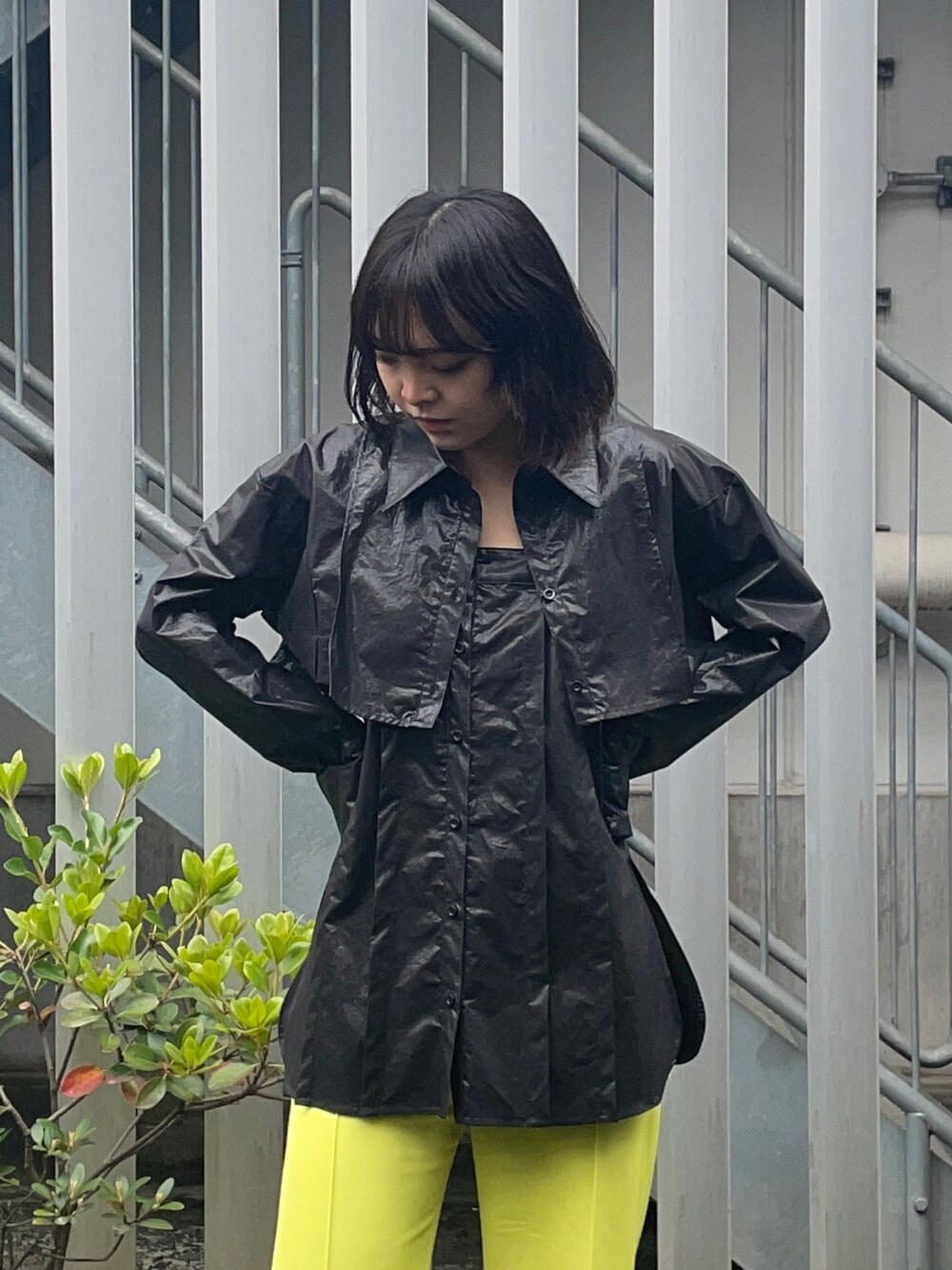 「休日スタイル、カジュアルコーデ、モードコーデ、カラーパンツ、春コーデ、ブラック」｜「UNITED TOKYOのグロスショート2wayシャツ（シャツ/ブラウス、ブラック系）」を使った、ai2o3さん（レディース・163cm）の春コーディネートの4枚目の写真