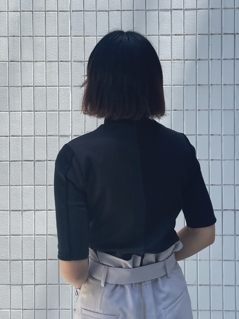 「モノトーン、休日スタイル、オフィスカジュアル、スカートコーデ、レイヤードカットソー、ストレートスカート」｜「UNITED TOKYOのテーラータイトスカート（スカート、ベージュ系）」を使った、ai2o3さん（レディース・163cm）の夏コーディネートの5枚目の写真