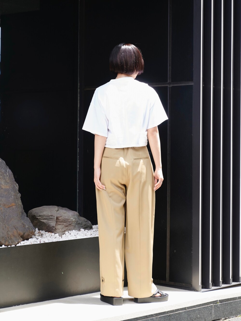 「夏コーデ、ヘルシー肌見せ、きれいめカジュアル、休日スタイル」｜「UNITED TOKYOのコルセットタフタTシャツ-ウォッシャブル-（Tシャツ/カットソー、ホワイト系）」を使った、ai2o3さん（レディース・163cm）の夏コーディネートの3枚目の写真