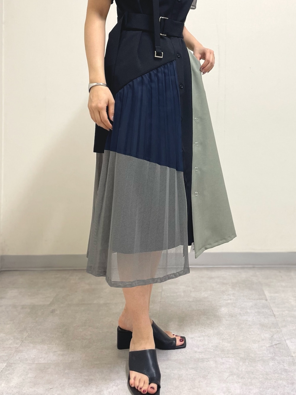 「休日コーデ、ワンピース、春コーデ、夏コーデ、メッシュワンピ」｜「UNITED TOKYOのスライドアシメワンピース（ワンピース、ブラック系）」を使った、ai2o3さん（レディース・163cm）の春コーディネートの5枚目の写真