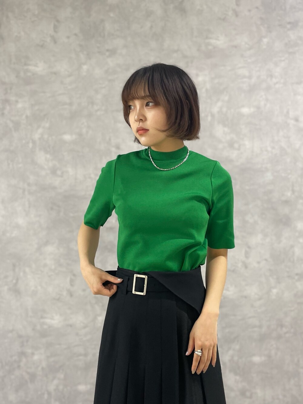 ブラック系のサンダル、ブラック系のスカートを着用したレディースの春コーディネートの4枚目の写真