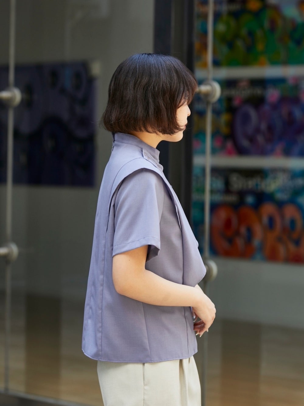 「リネンパンツ、春コーデ、夏コーデ、カラーブラウス、オフィスカジュアル、休日コーデ」｜「UNITED TOKYOのバベルフレアブラウス（シャツ/ブラウス、パープル系）」を使った、ai2o3さん（レディース・163cm）の春コーディネートの4枚目の写真