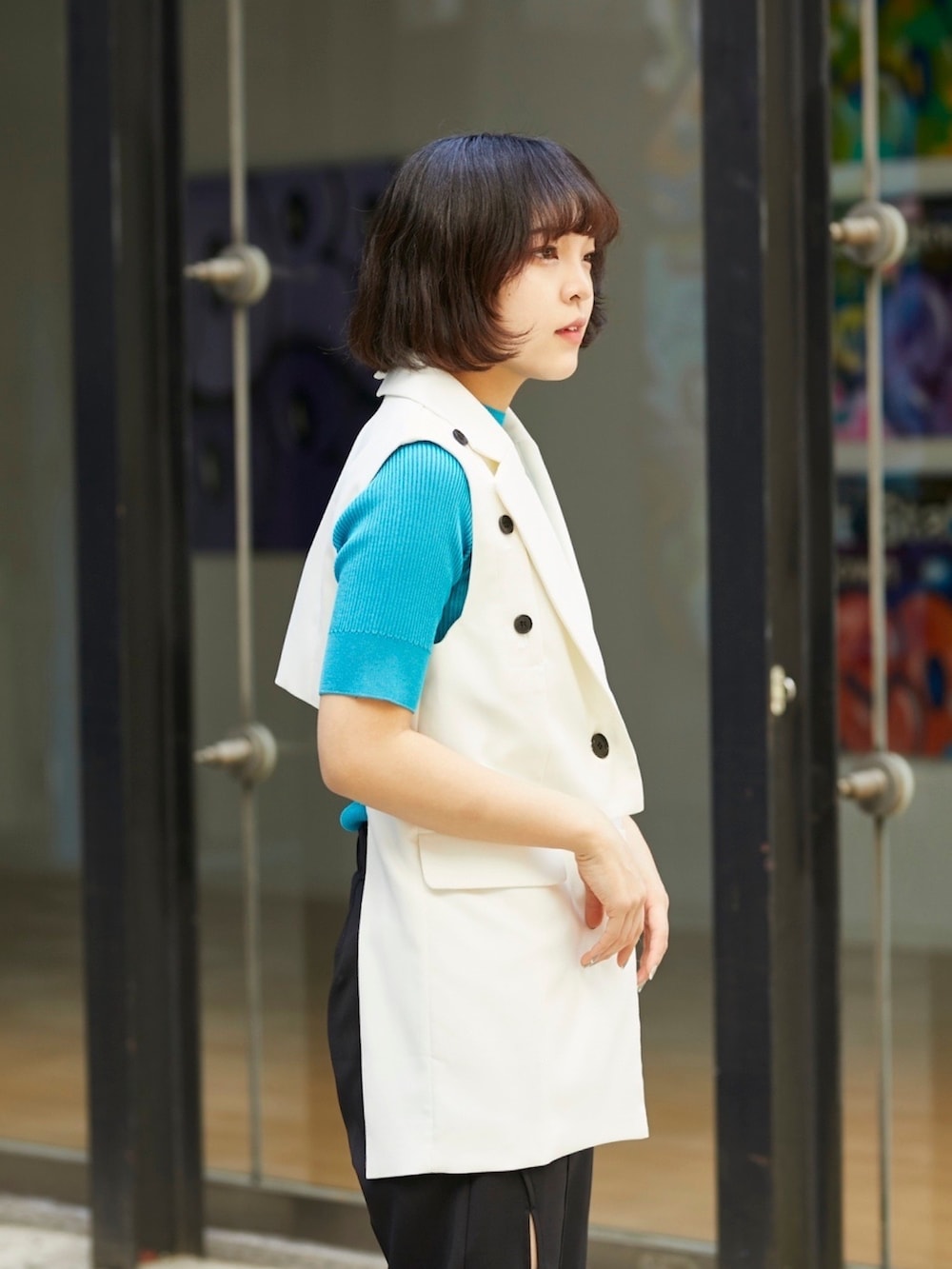 「パンツコーデ、休日スタイル、ベストスタイル、サマーニット、ストレートパンツ、はるコーデ」｜「UNITED TOKYOのクリッピングスリットベスト（テーラードジャケット、ホワイト系）」を使った、ai2o3さん（レディース・163cm）の春コーディネートの4枚目の写真