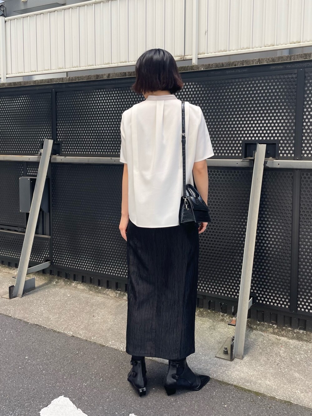 「きれいめカジュアル、お出かけコーデ、ブラウスコーデ、夏コーデ、オフィスカジュアル」｜「UNITED TOKYOの2wayフロントカラーブラウス-ウォッシャブル-（シャツ/ブラウス、ホワイト系）」を使った、ai2o3さん（レディース・163cm）の夏コーディネートの2枚目の写真