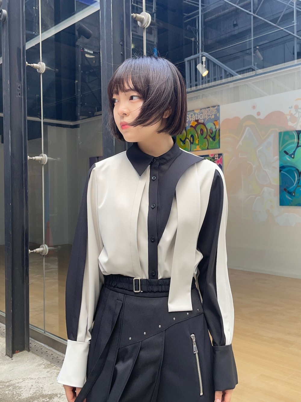 ベージュ系のシャツ/ブラウス、ブラック系のスカートを着用したレディースの春コーディネートの3枚目の写真