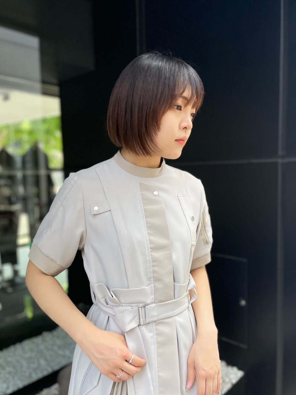 「ワントーンコーデ、ワークスタイル、ベージュコーデ、春コーデ、夏コーデ、オトナカジュアル」｜「UNITED TOKYOのプリーツコンビワークワンピース（ワンピース、ベージュ系）」を使った、ai2o3さん（レディース・163cm）の春コーディネートの4枚目の写真