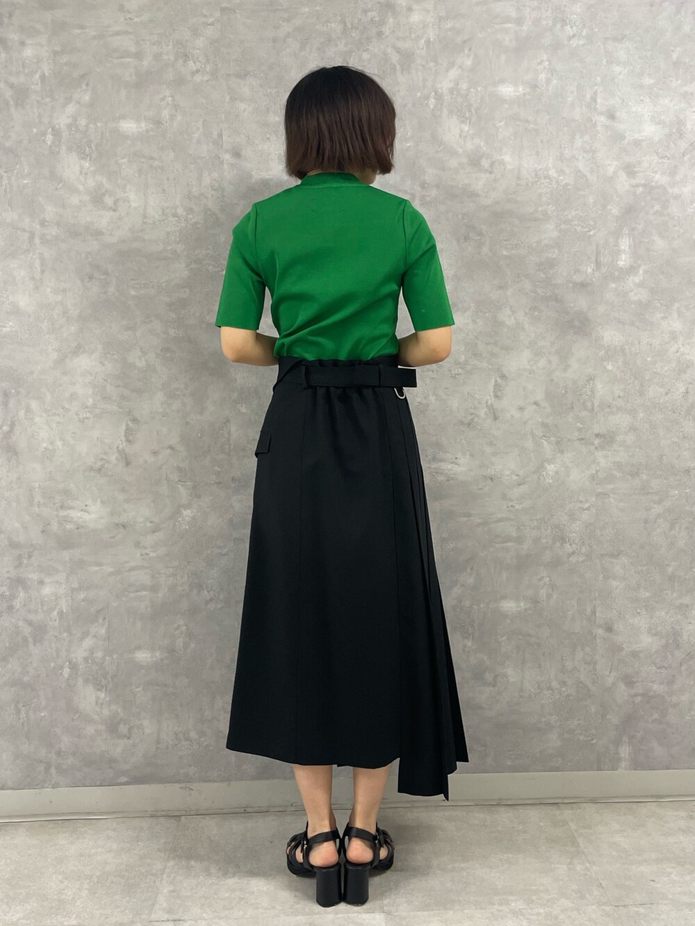 ブラック系のサンダル、ブラック系のスカートを着用したレディースの春コーディネートの3枚目の写真